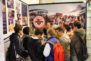 中意国际学校展厅吸引了无数意大利学校师生及学生家长前来询问5