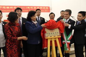 中国驻米兰总领事馆总领事廖菊华女士与帕多瓦市市长罗西先生共同为我校成立揭牌